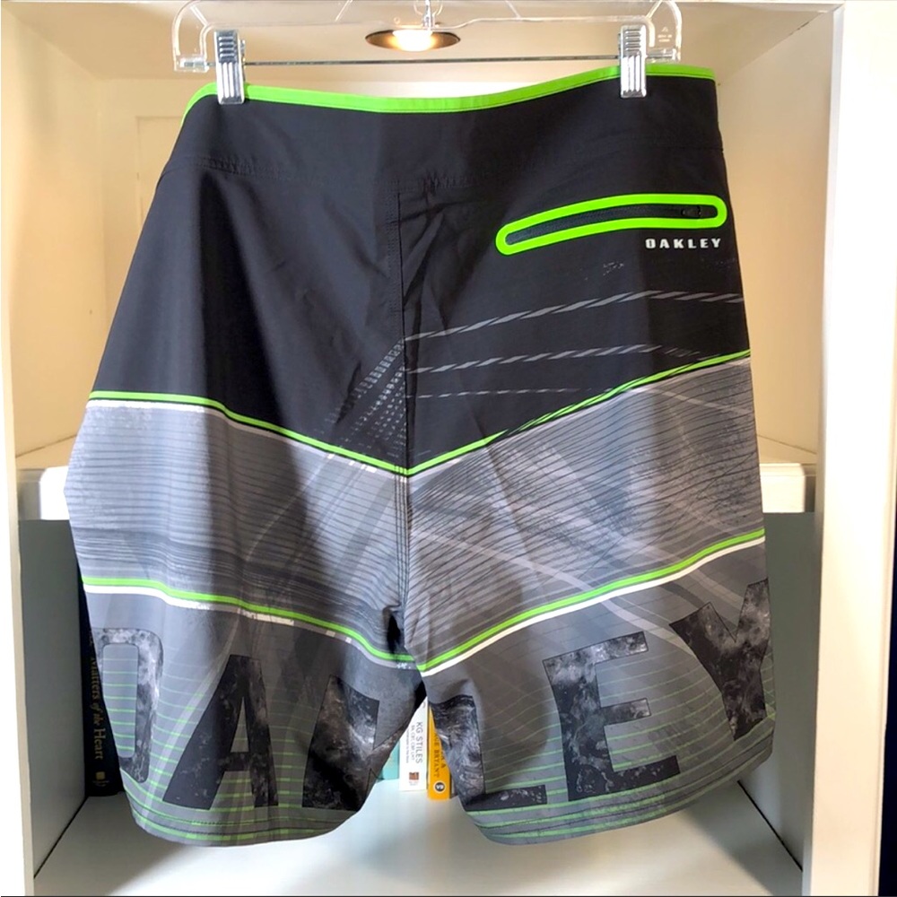 Mens Size 40 Oakley Performance Fit Shorts (Item #477)